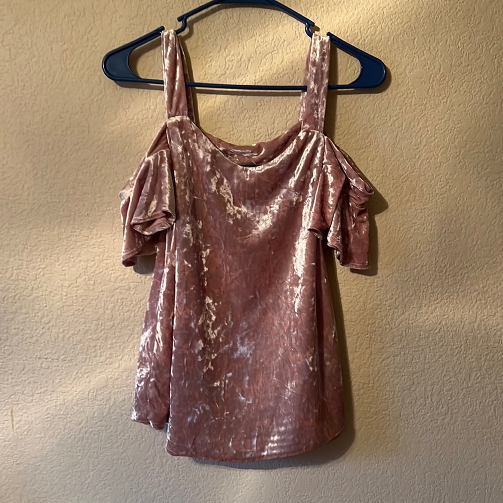 💗Francesca’s Pink Velvet Cold-Shoulder💗